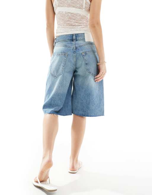 Monki – Peggy – Baggy Jeans-Shorts in mittelblauer Waschung mit niedrigem Bund , 4 von 5