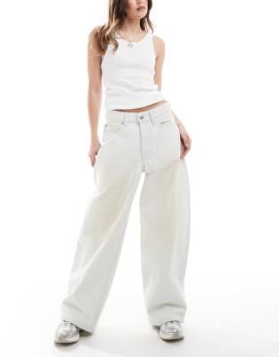 Monki - Peggy - Superweite Jeans in hellblauer Waschung mit niedrigem Bund