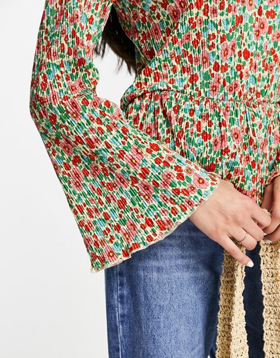 https://images.asos-media.com/products/monki-peplum-hem-long-sleeve-top-in-oversized-floral-print/202669479-4?$n_550w$&wid=550&fit=constrain