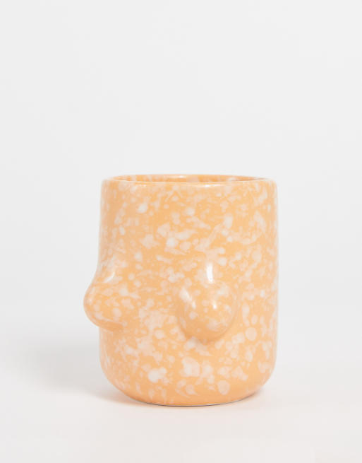 Monki – Persikofärgad, spräcklig mugg med bröstdesign 