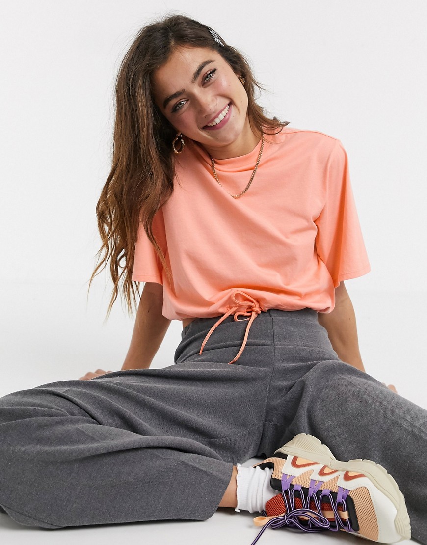 Monki – Persikofärgad t-shirt i kort modell med dragsko i fållen-Orange