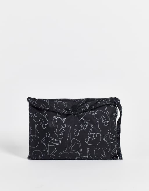 Monki - Pia - Sammenfoldelig sort poncho med kvindeprint - BLACK, 3 af 4