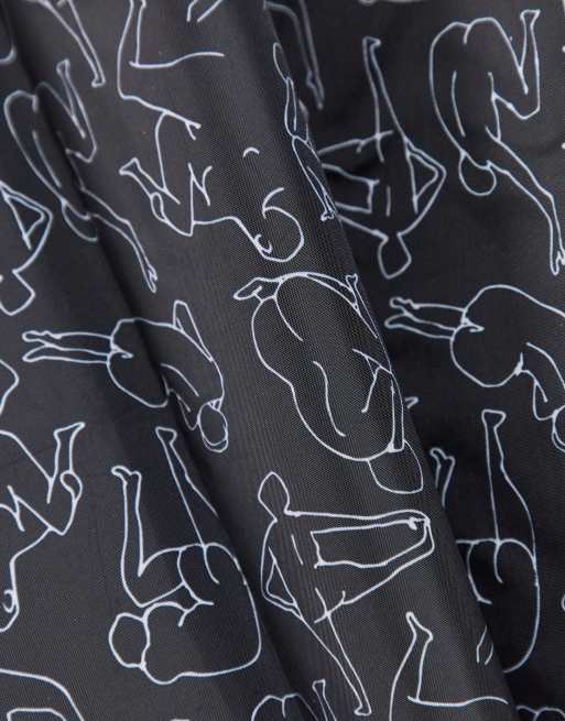 Monki - Pia - Sammenfoldelig sort poncho med kvindeprint - BLACK, 4 af 4