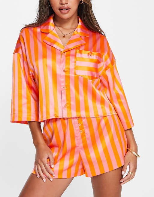 Monki - Pigiama con pantaloncini in raso rosa e arancione a righe