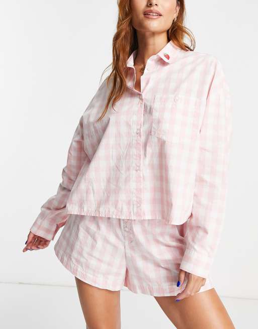 Monki - Pigiama con top a maniche lunghe e pantaloncini rosa a quadri con fragole