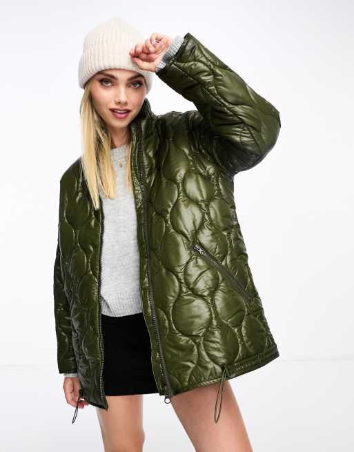 Monki – Pikowana kurtka oversize w ciemnym oliwkowozielonym kolorze