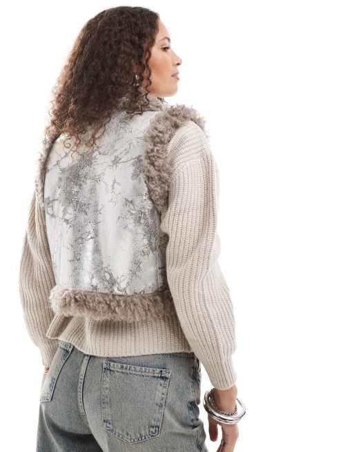 Monki - Pilotenbodywarmer van imitatiebont met randen van imitatieschapenvacht in distressed zilver