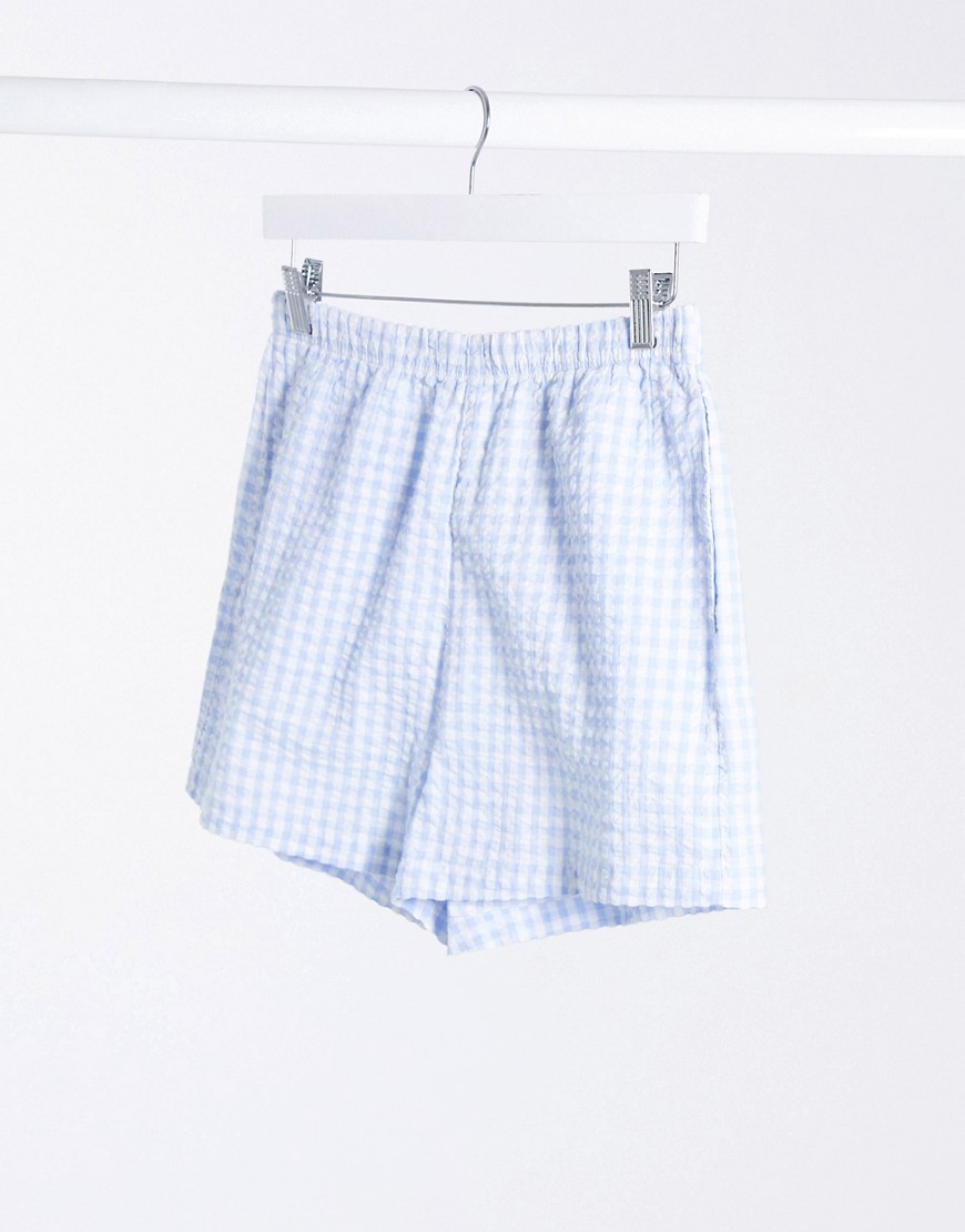 Monki Pixi - Blå ginghamrutiga shorts i bäckebölja