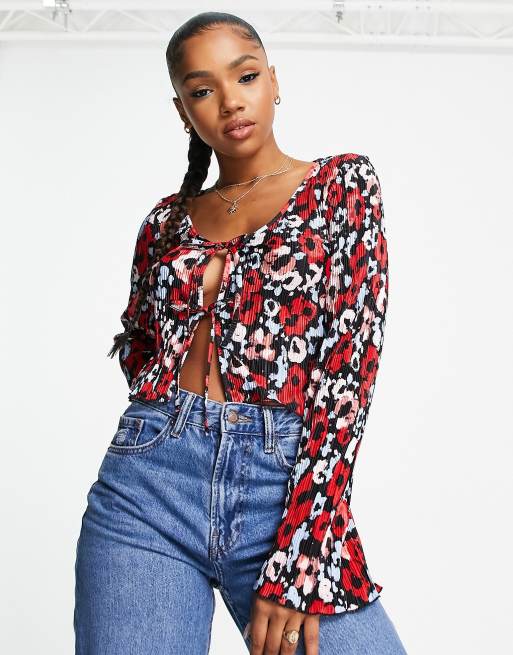 Monki – Plissierte Strickjacke in Rot mit Blumenmuster 