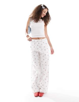 Monki - Pull-on-Hose mit Kordelzugbund, weitem Bein und Kirsch-Print-Bunt