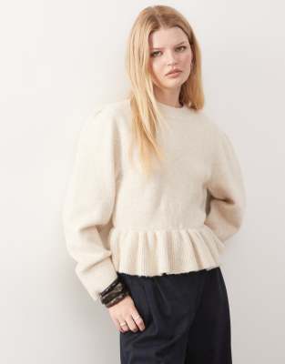 Pull volanté en maille avec ourlet à basque - Crème-Blanc L