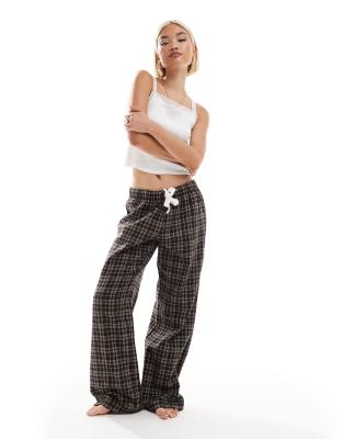 Monki - Pyjama-Hose aus Flanell in kariertem Braun-Brown