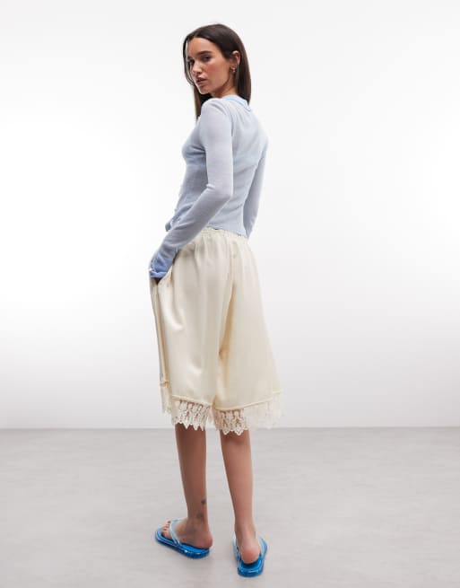 Monki - Råhvide longline-shorts i satin med blondekant, 5 af 5