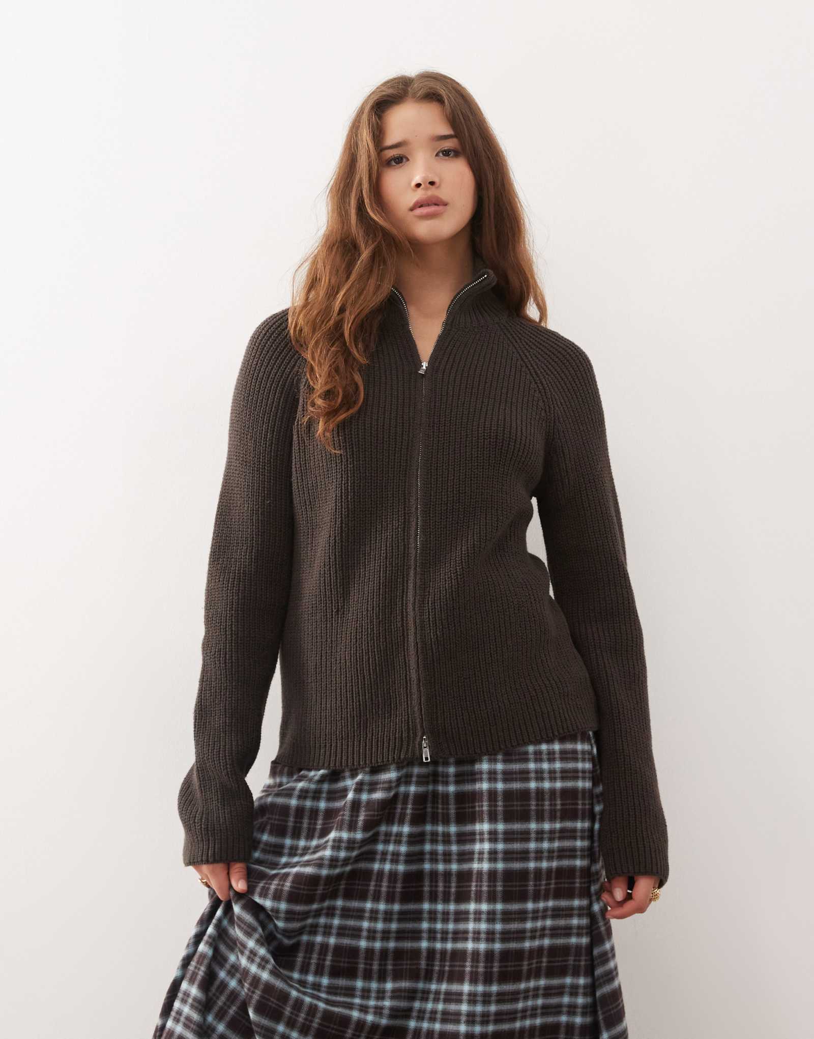 Кардиган с двусторонней застежкой-молнией из трикотажа Monki rib темно-серого цвета