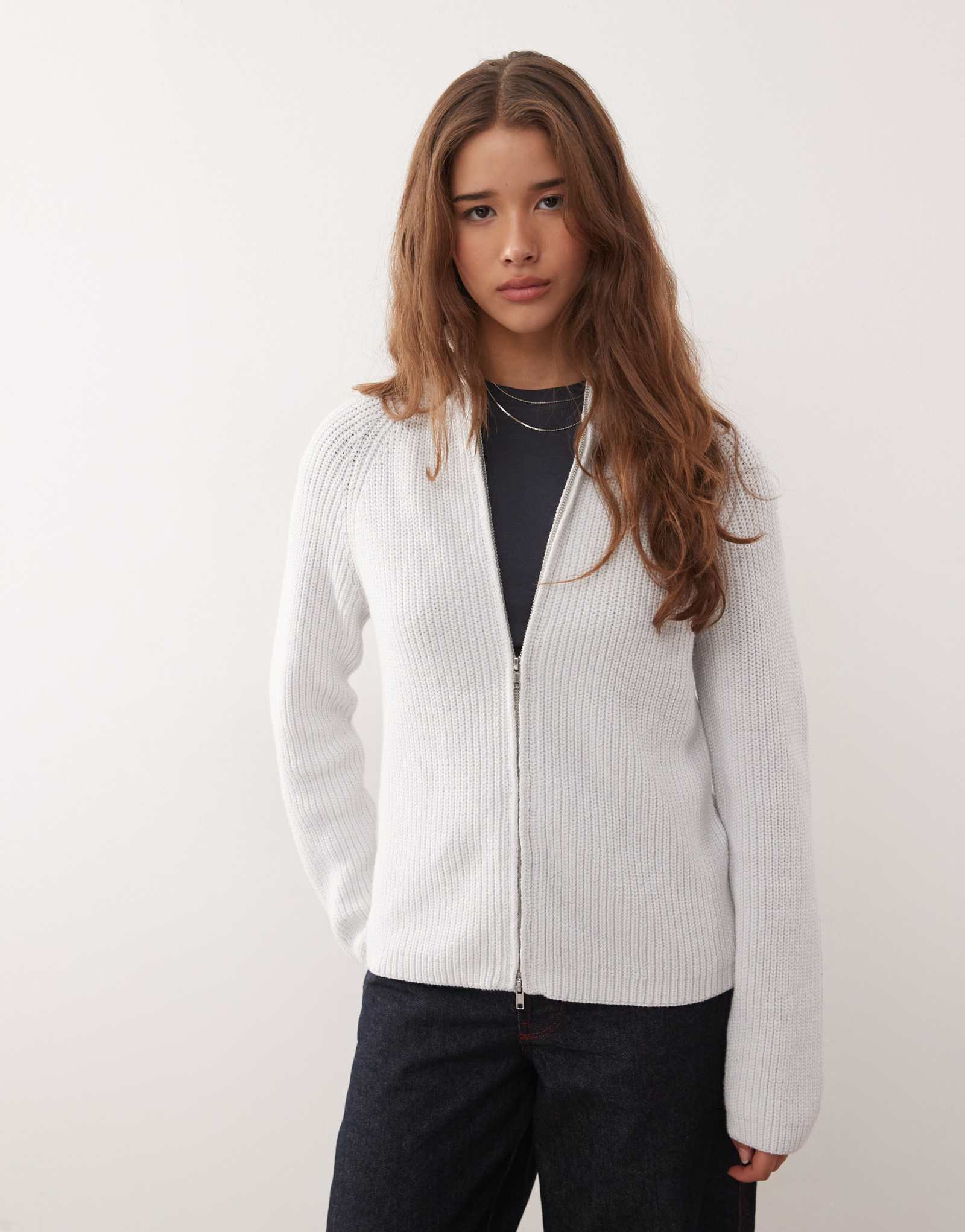 Кардиган с двусторонней застежкой-молнией из трикотажа Monki rib нежно-серого цвета