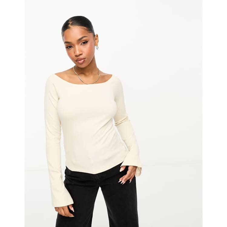 Fine rib top with logoed neckline