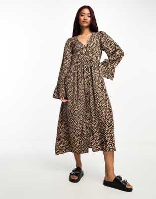 Monki - Robe babydoll à manches longues avec imprimé cœurs style léopard