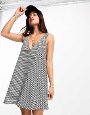 Monki - Robe chasuble ?� petit motif pied-de-poule - Noir et blanc | ASOS