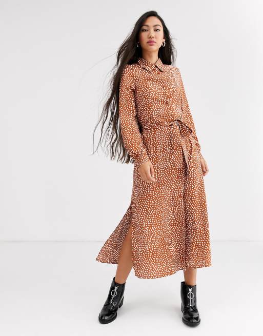 Monki - Robe chemise mi-longue à taille nouée avec imprimé à pois - Rouille
