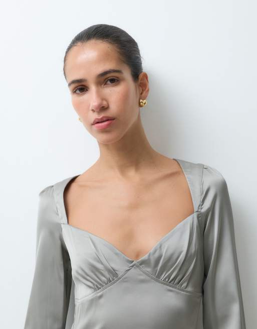 Monki robe courte asymétrique à manches longues et dos nu en gris clair, 3 de 5