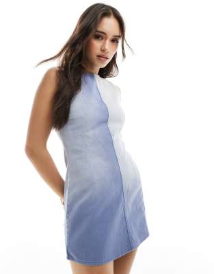 Monki - Robe courte en denim bicolore - Bleu