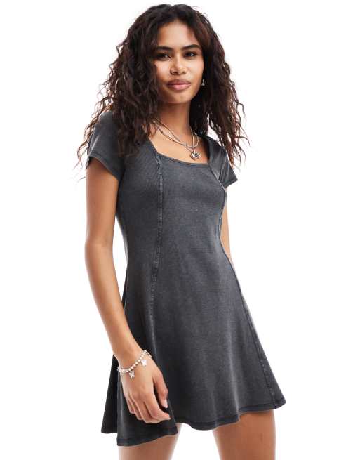 Monki - Robe courte en jersey côtelé à encolure carrée - Noir délavé