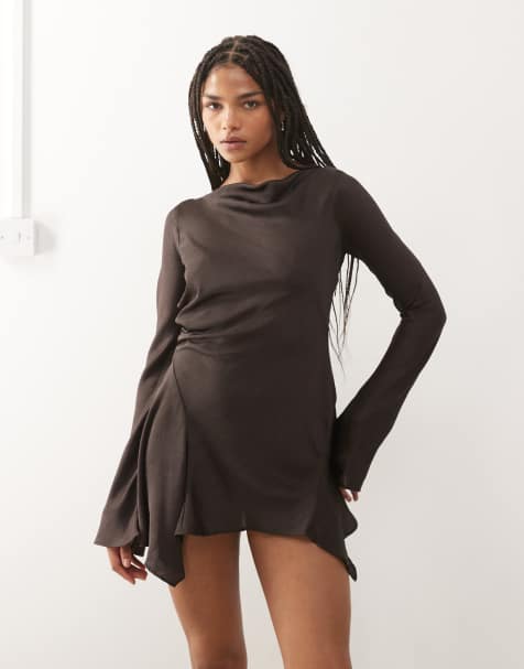 Monki - Robe courte virevoltante satinée à manches longues froissée avec dos nu à laçage - Marron chocolat foncé - view 1