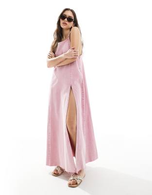 Monki - Robe longue en denim fendue devant à fines bretelles - Rose