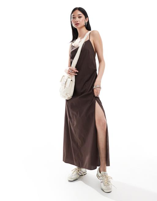 Monki - Robe longue fendue sur la jambe avec dos ouvert à lanières nouées - Marron foncé