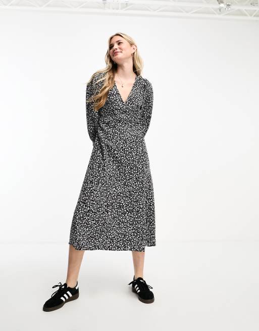 Monki - Robe mi-longue à imprimé prairie avec manches longues et col V - Noir multicolore