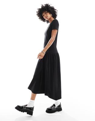 Monki - Robe mi-longue d'?�t?� en jersey doux ?� manches courtes avec encolure d?�gag?�e et partie 