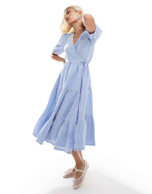Monki - Robe portefeuille mi-longue en crépon à carreaux vichy et volants étagés - Bleu/blanc