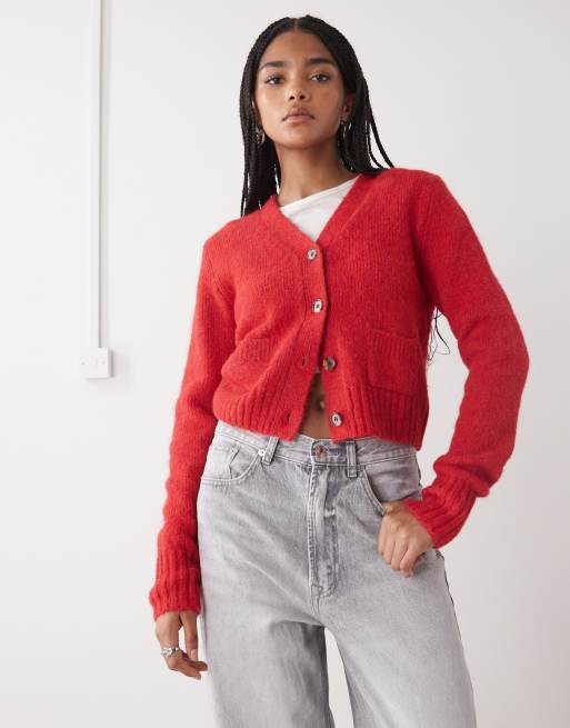 Monki – Röd kofta i kort design med fickor framtill