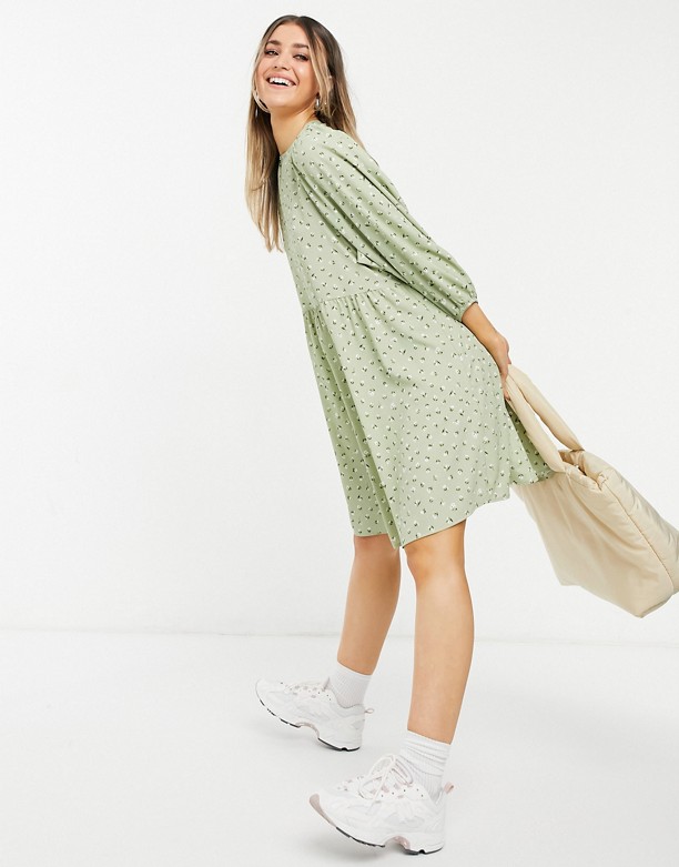  Autentyczny Monki – Rosali – Zielona luźna sukienka mini z długim rękawem i wzorem w kwiaty Green floral print