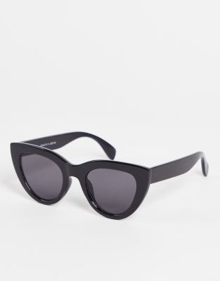 Monki rounded cat eye sunglasses in black