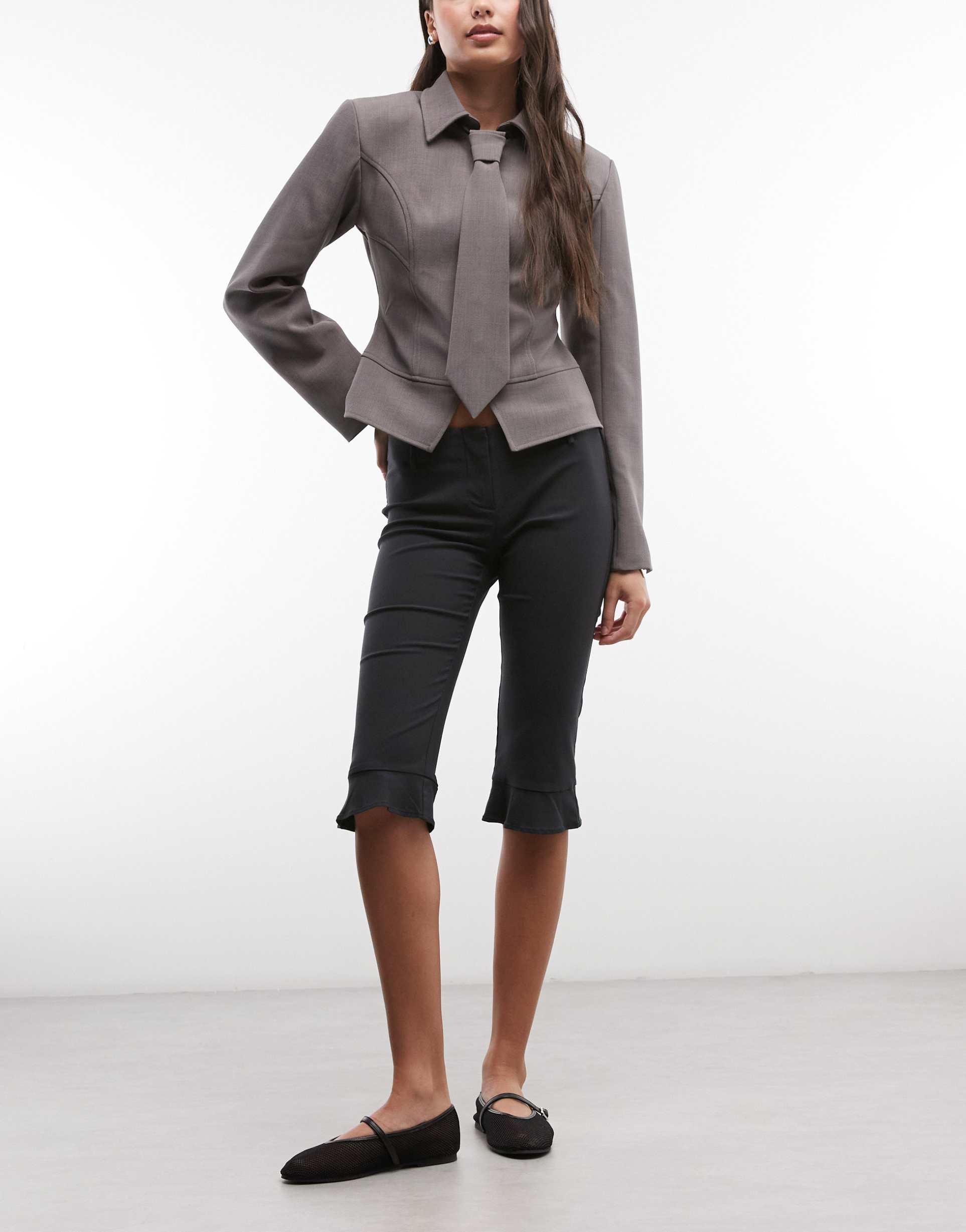 monki ruffle capri pants in black