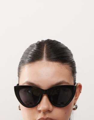 Monki - Runde Oversize-Cat-Eye-Sonnenbrille in Schwarz