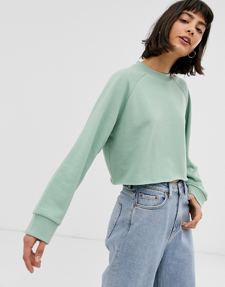 Monki – Salviagrön kort sweatshirt med lång ärm