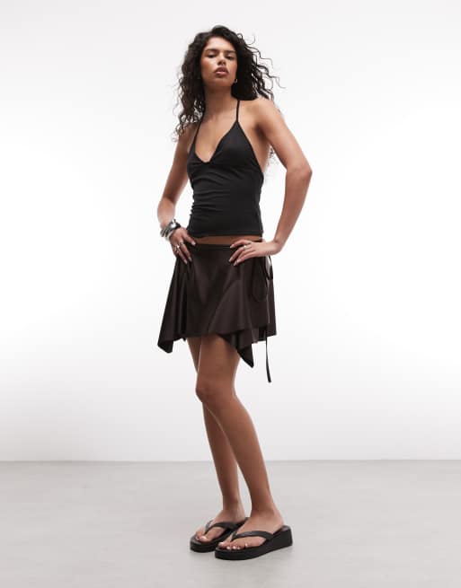 Monki - Satijnen mini wikkelrok met gestrikte taille in chocoladebruin, 2 van 5