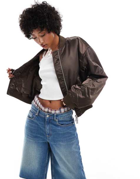 Monki – Satin-Bomberjacke in Dunkelbraun mit Leistentaschen vorne - view 1