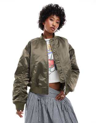 Monki - Satin-Bomberjacke in Khaki-Grün mit rosa Futter und Leistentaschen vorne