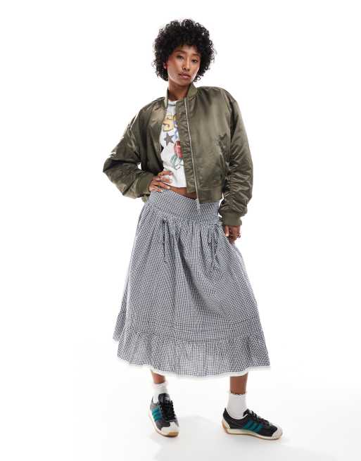 Monki – Satin-Bomberjacke in Khaki-Grün mit rosa Futter und Leistentaschen vorne, 4 von 4