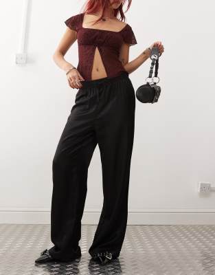 Monki - Satinhose in Schwarz mit weitem Schnitt und Taillenschnürung