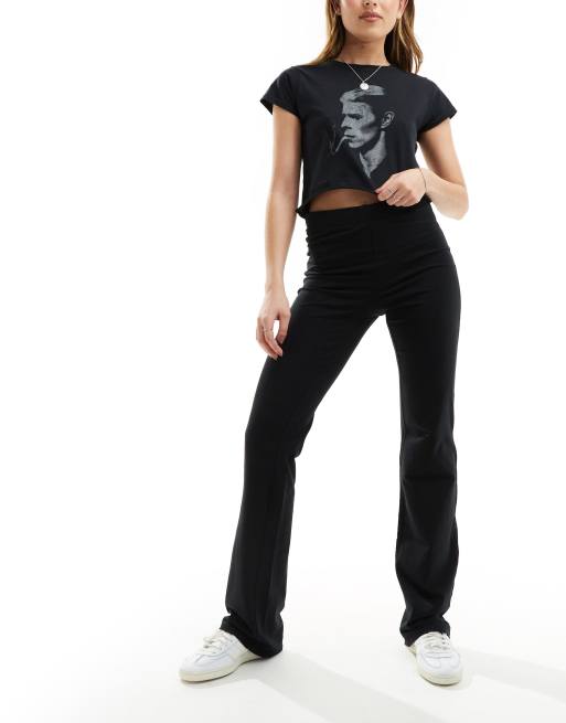 Monki – Schmal geschnittene Schlaghose in Schwarz aus superweichem Jersey mit niedrigem Bund