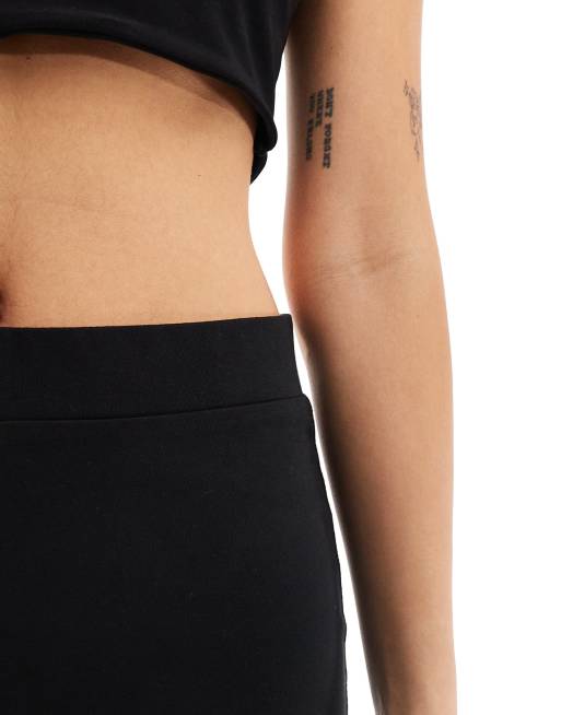 Monki – Schmal geschnittene Schlaghose in Schwarz aus superweichem Jersey mit niedrigem Bund, 4 von 5
