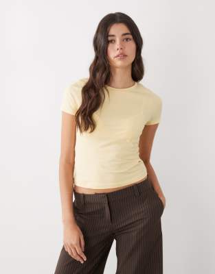 Monki - Schmal geschnittenes T-Shirt in Buttergelb