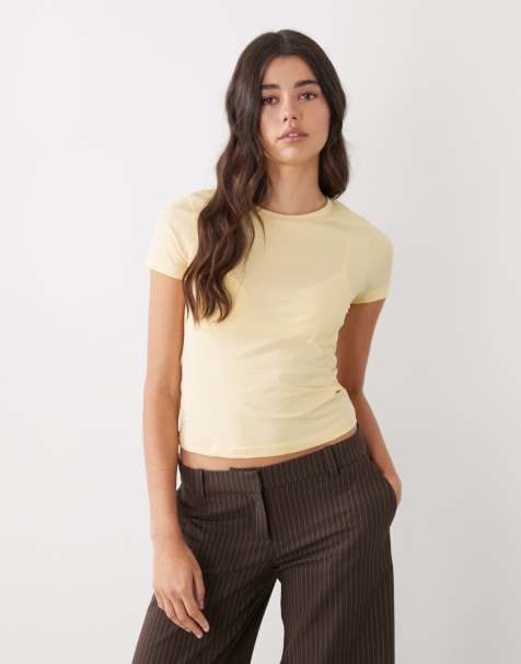 Monki – Schmal geschnittenes T-Shirt in Buttergelb - view 1