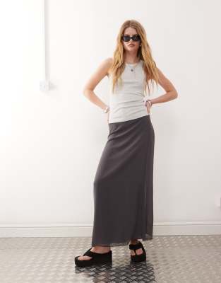 Monki - Schräg geschnittener Chiffon-Midaxirock in Schwarz