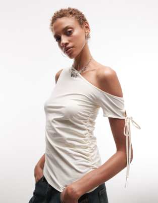 Monki - Schulterfreies, gerafftes Oberteil in Wollweiß