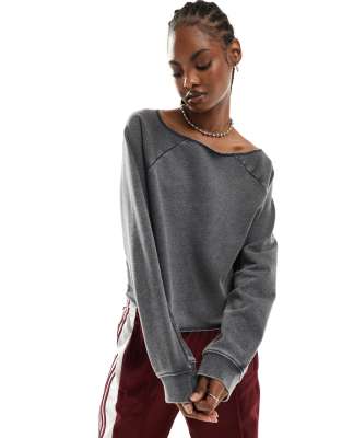 Monki - Schulterfreies Sweatshirt in schwarzer Acid-Waschung